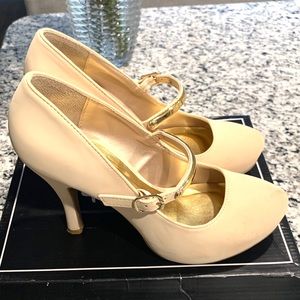Nude Mary Jane heels